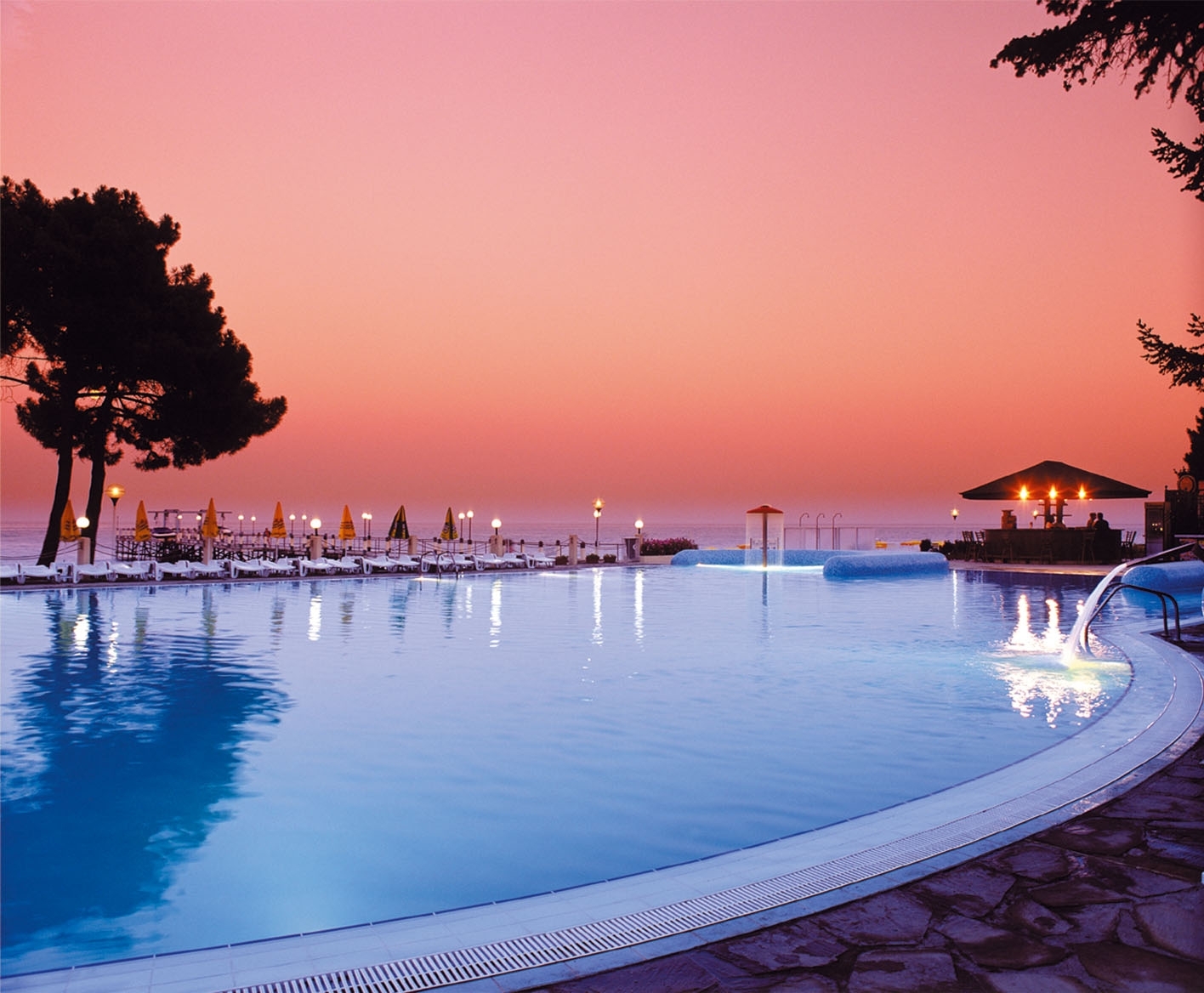 Hotel Riviera Beach-Bazen nocu.JPG