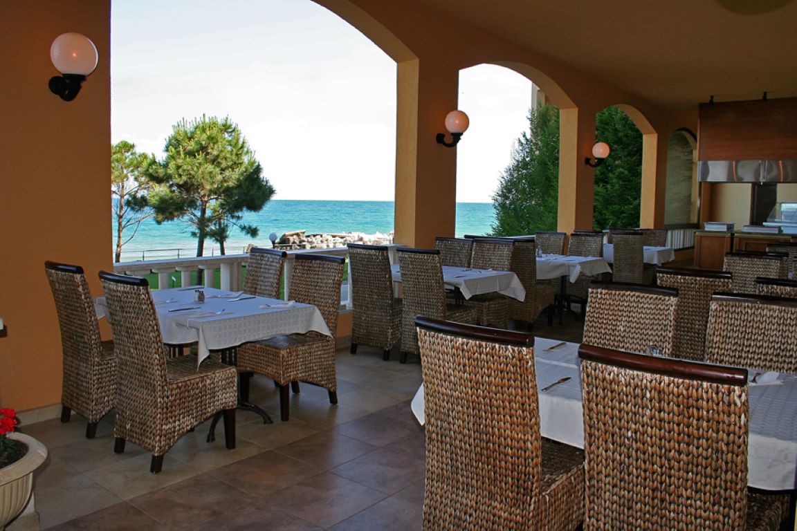 Hotel Riviera Beach-Terasa restorana.jpg