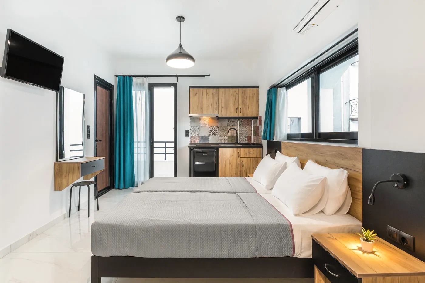 Bemyguest Plus Villa Crisanthi-Comfort cetvorokrevetna soba.jpg