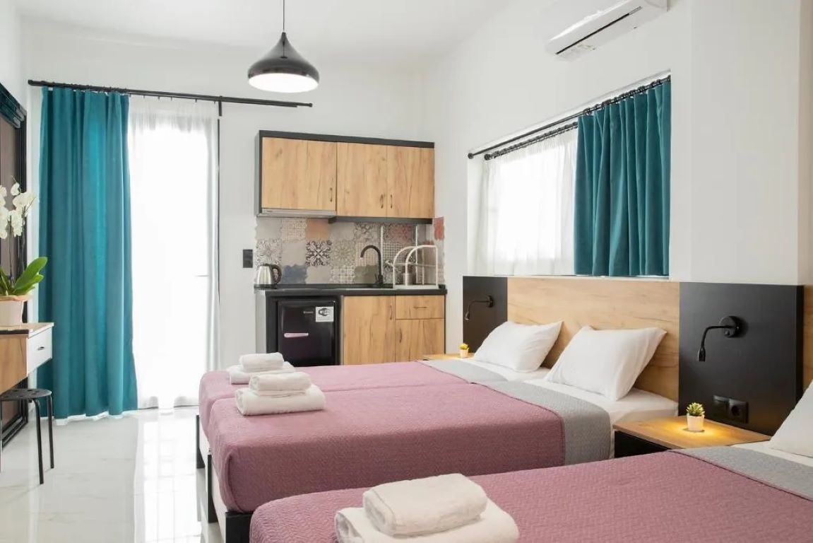 Bemyguest Plus Villa Crisanthi-Comfort trokrevetna soba.jpg