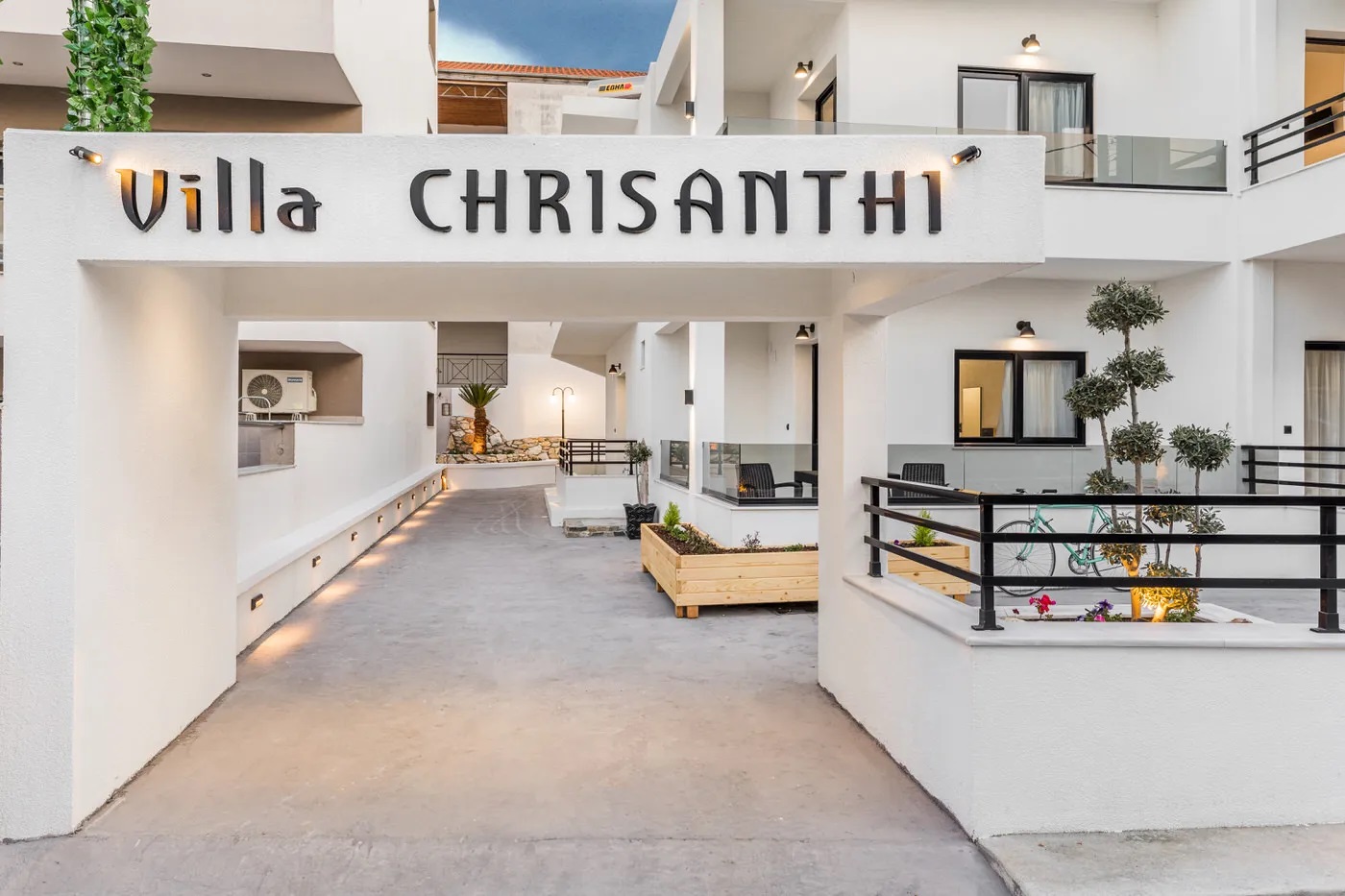 Bemyguest Plus Villa Crisanthi-Ulaz u hotel.jpg