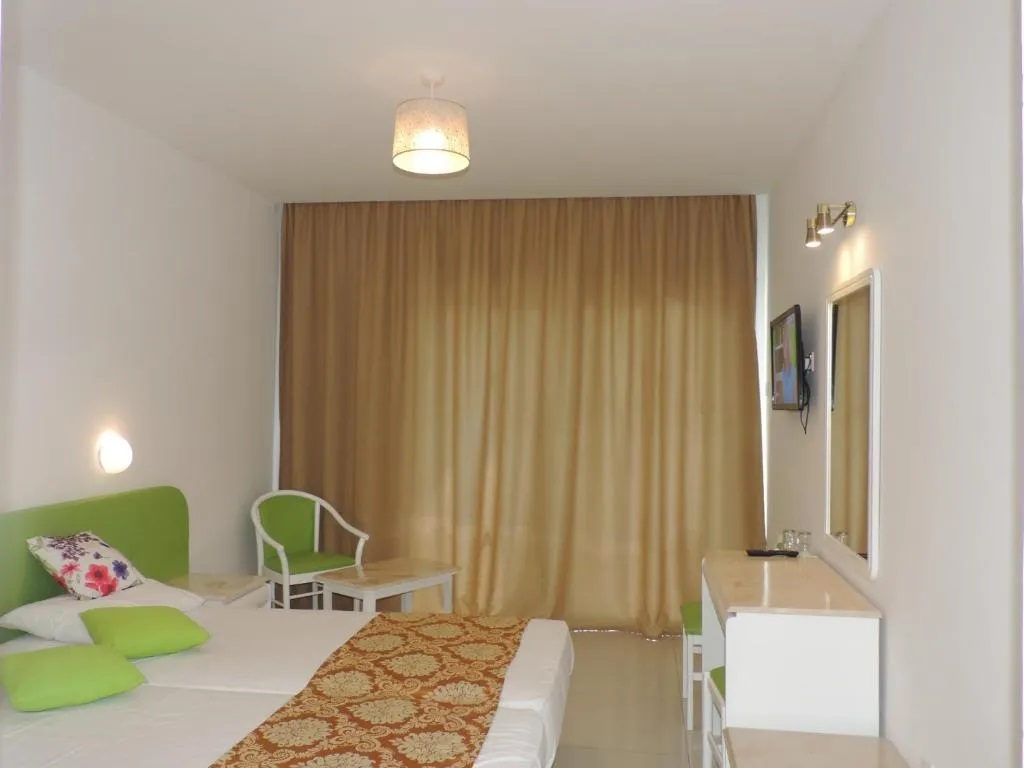 Corfu Hotel-Standardna soba pogled basta.jpg