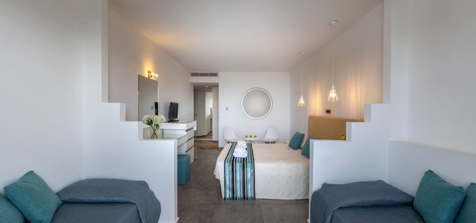 Hotel Cyprotel Florida-Porodicna soba pogled kopno.jpg