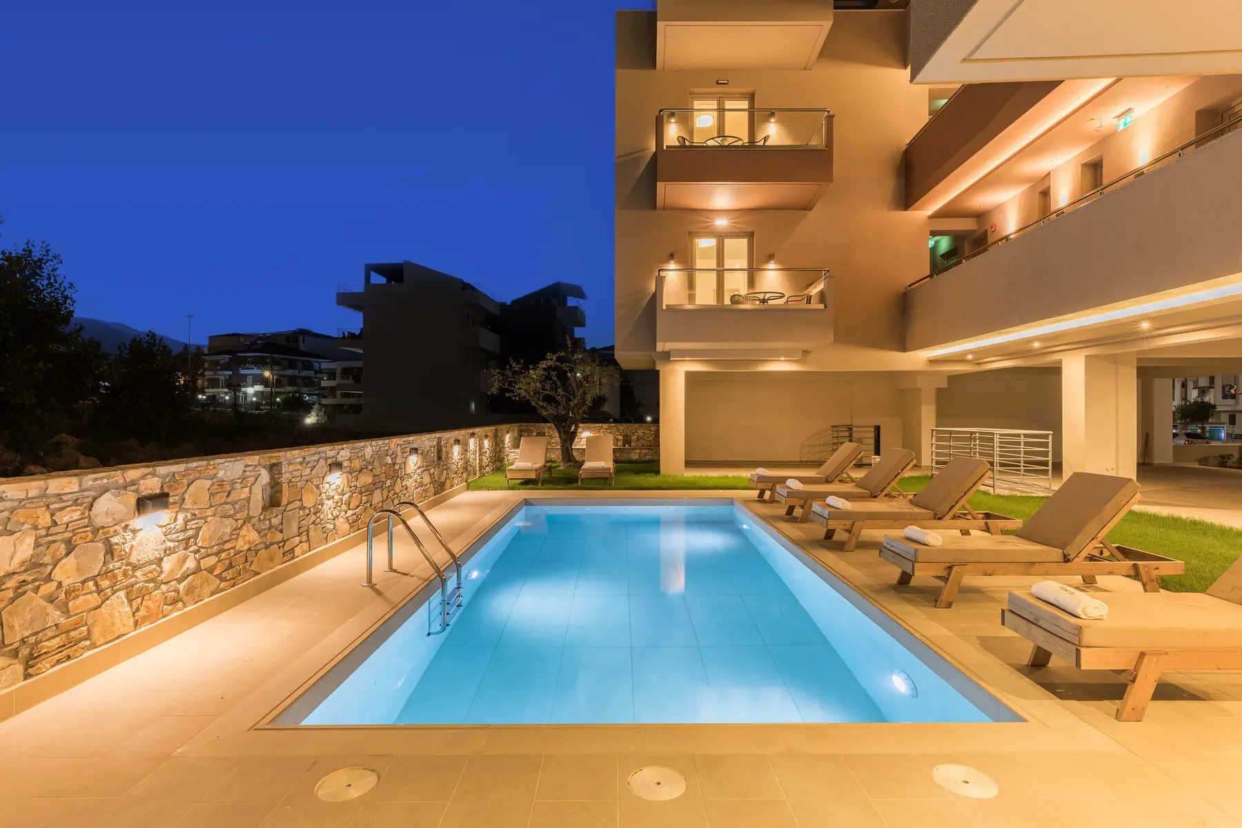 Makris Luxury Rooms-Bazen nocu.jpg