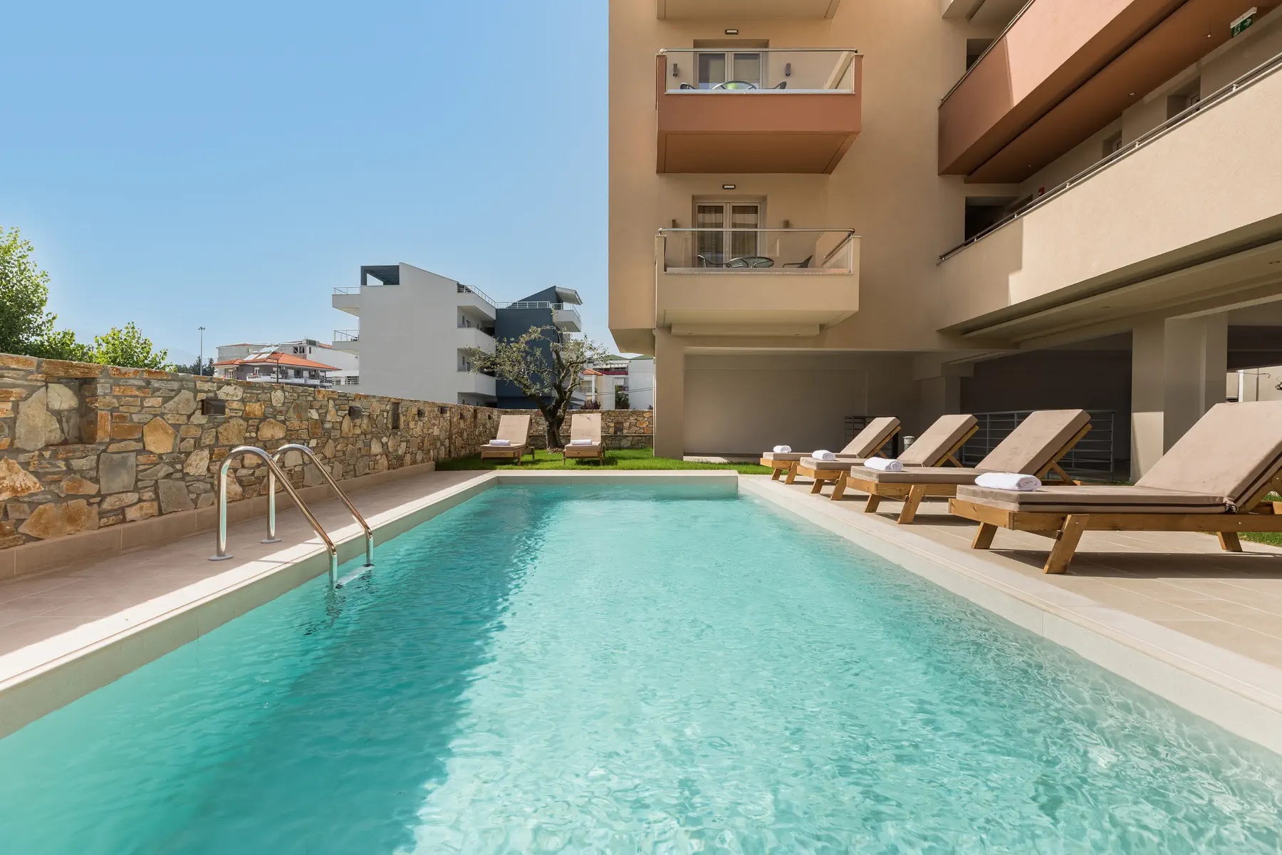 Makris Luxury Rooms-Spoljasnji bazen.jpg