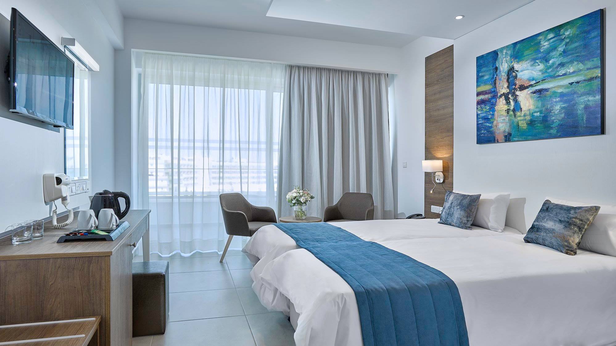 Hotel Gaia Sun N Blue-Standardna soba delimican pogled more.jpg