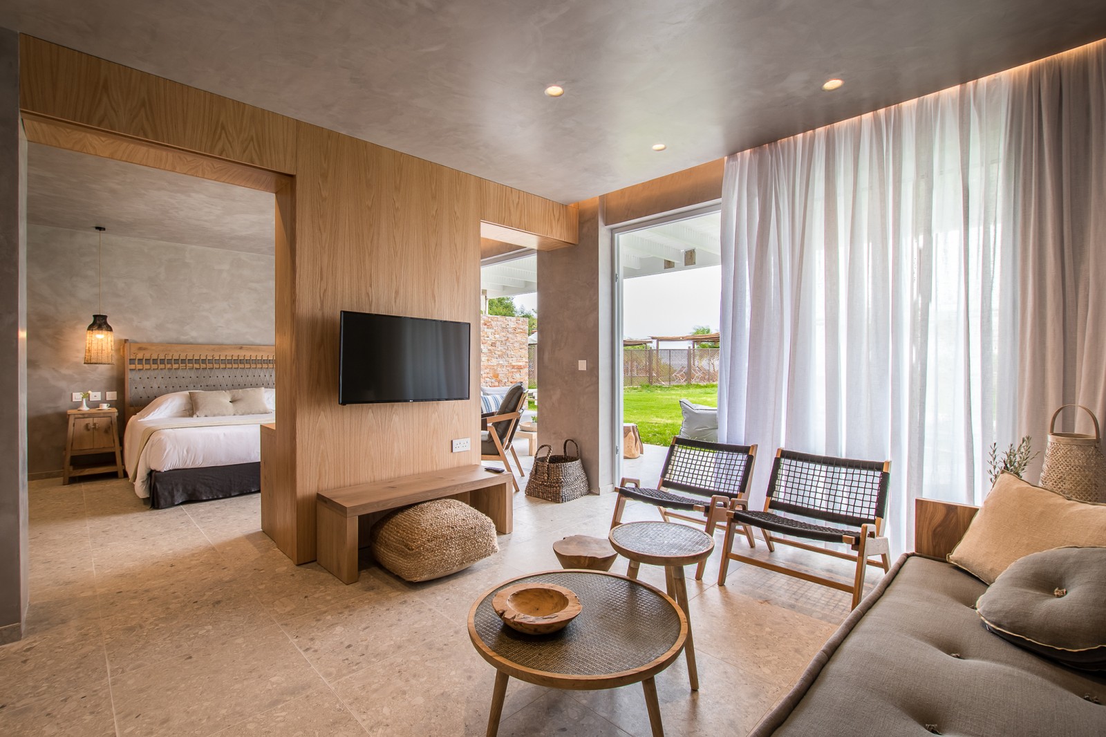 Grecian Bay Hotel-Suite na plazi.jpg