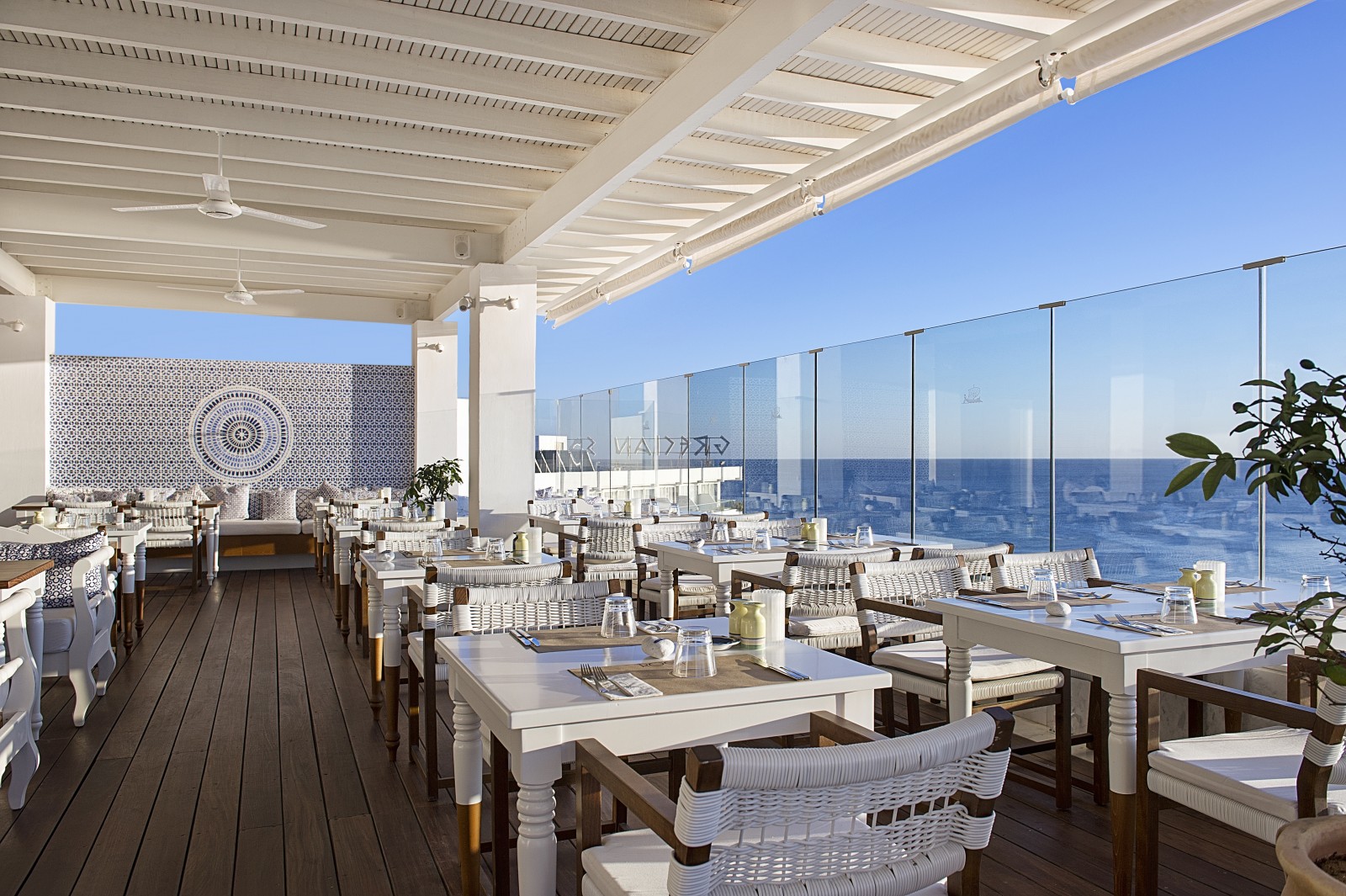 Grecian Sands Hotel-Burger bar na krovu.jpg