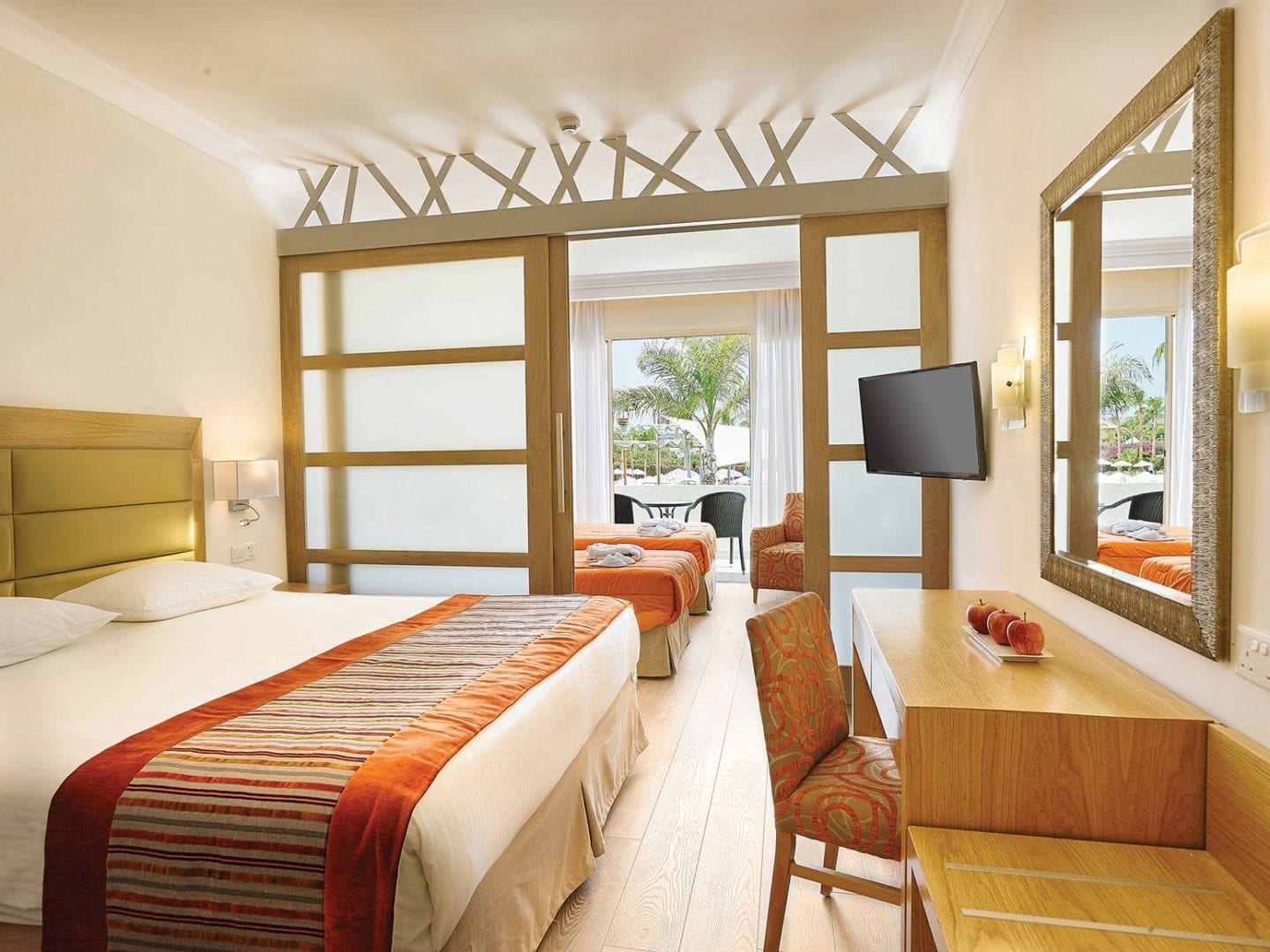 Hotel Kanika Olympic Lagoon Resort-Porodicni junior suite pogled bazen i basta.jpg