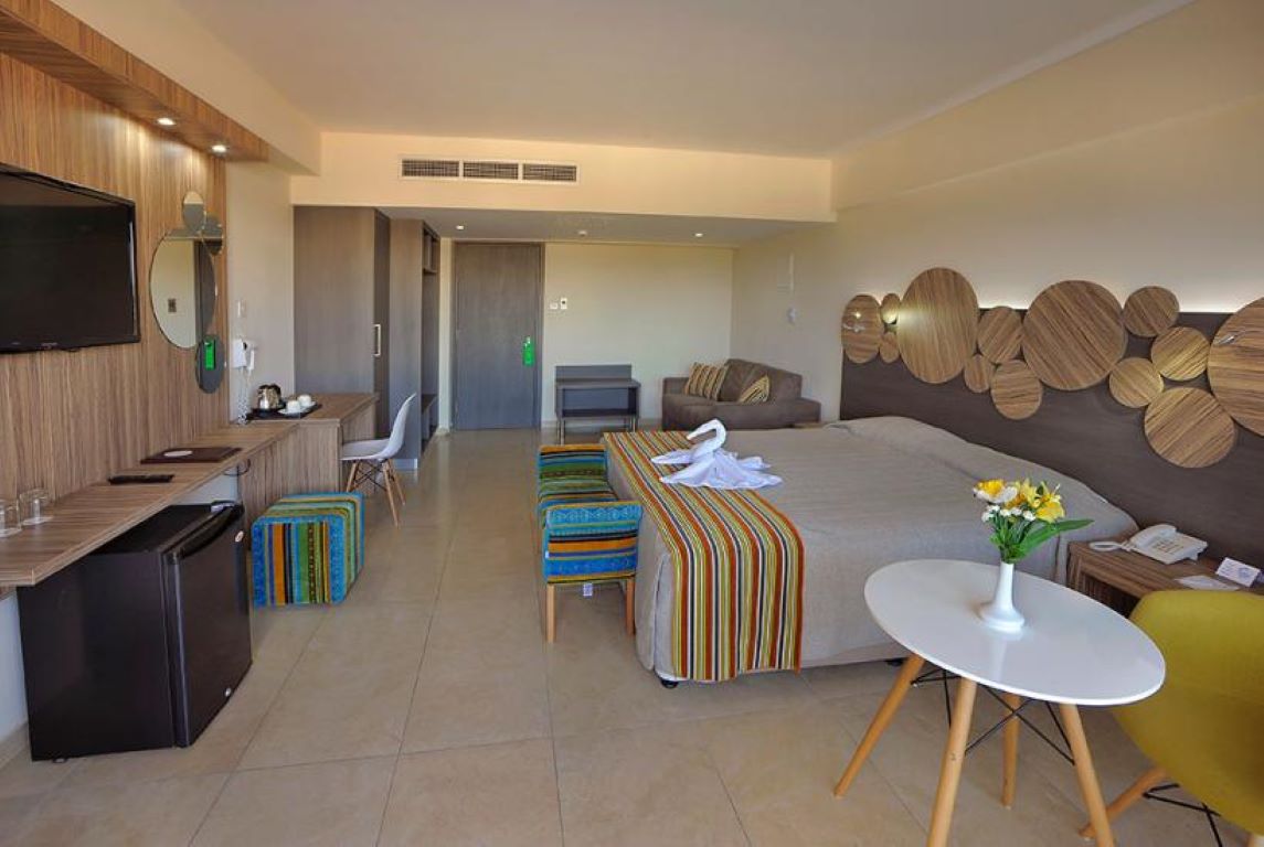 Hotel Nelia Beach-Junior suite pogled more djakuzi.jpg