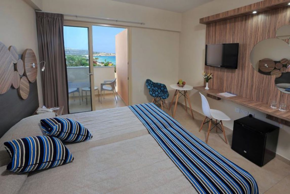 Nelia Beach Hotel-Twin soba pogled more ili kopno.jpg