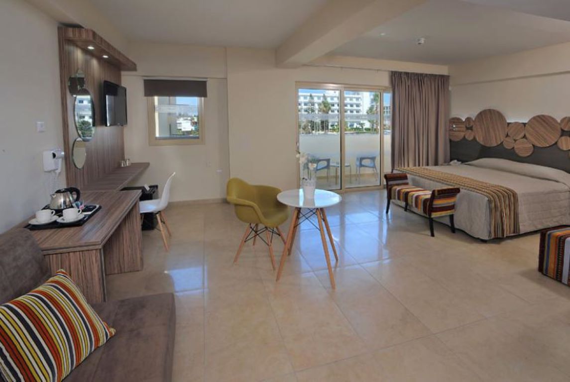 Nelia Beach-Junior suite pogled more ili kopno.jpg