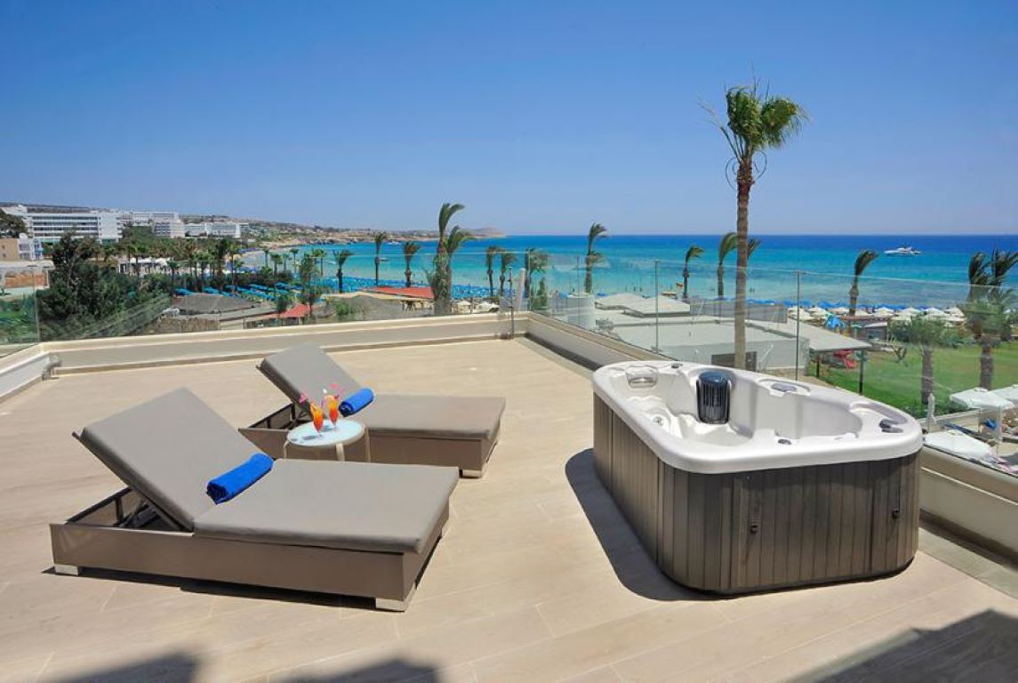 Nelia Beach-Luksuzni junior suite unutrasnji i spoljasnji djakuzi.jpg