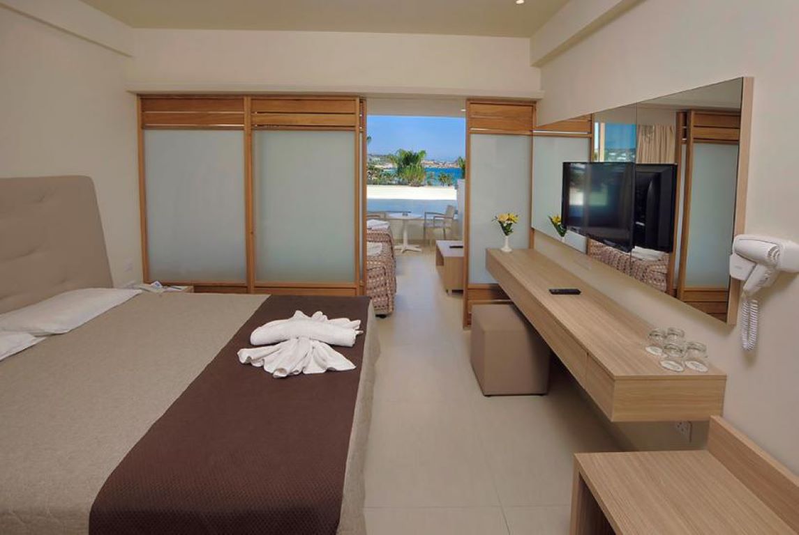 Nelia Beach-Superior porodicna soba.jpg