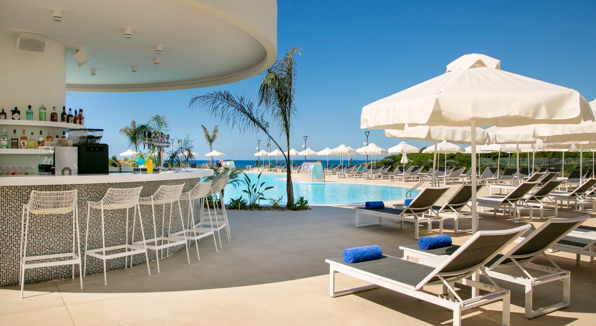 Nissiblu Beach Resort Ayia Napa-Bar na bazenu.jpg