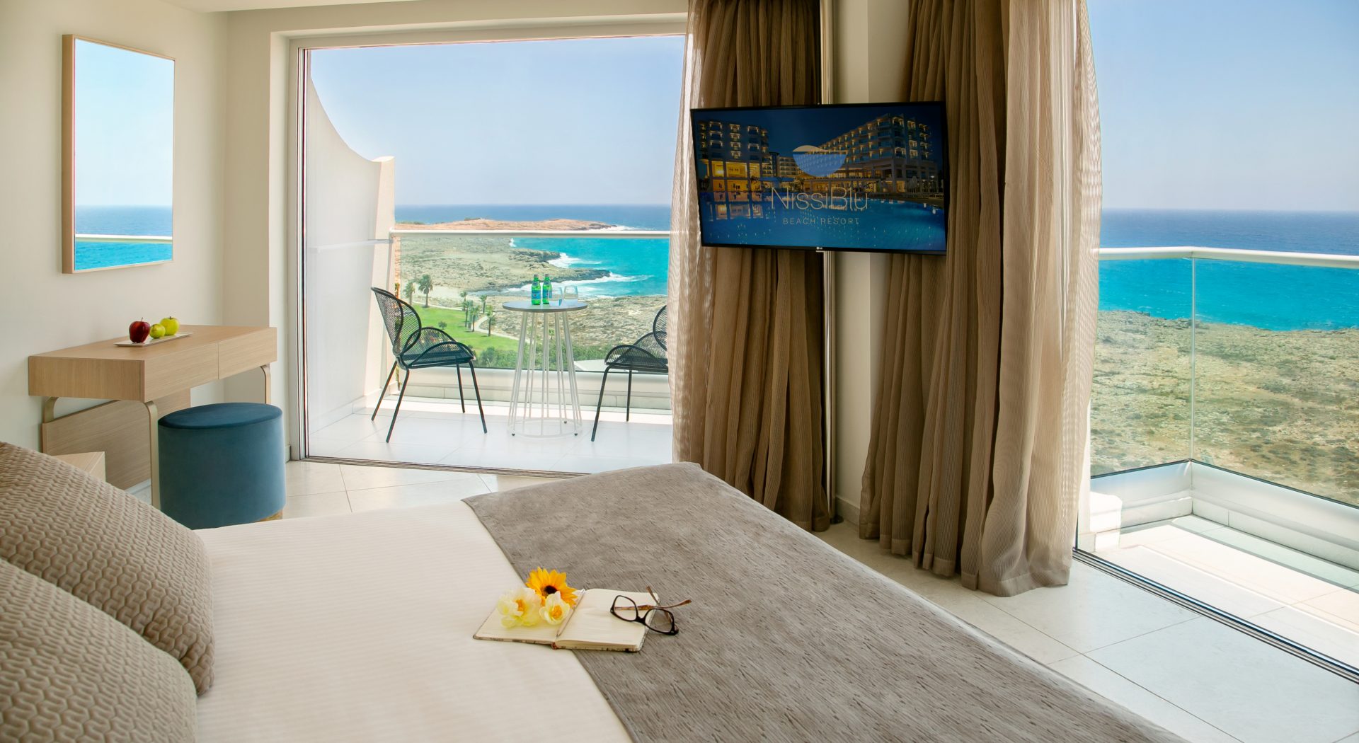 Nissiblu Beach Resort Ayia Napa-Blue suite pogled more.jpg