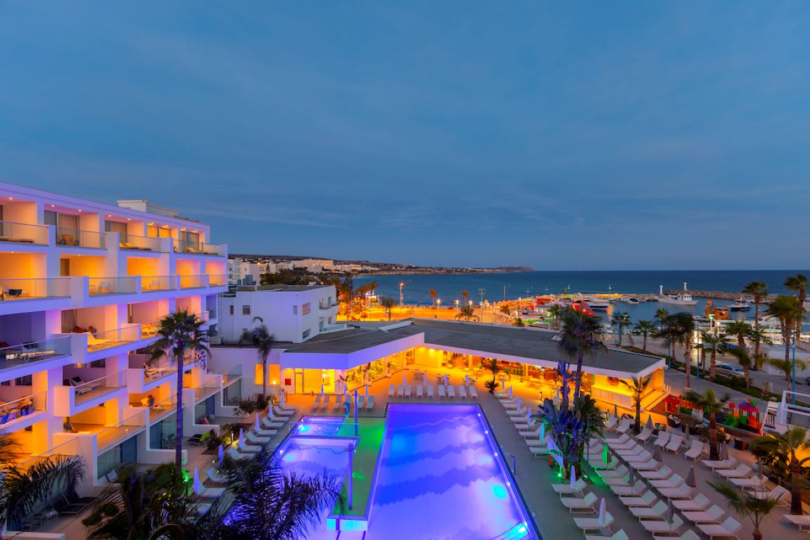 Hotel Limanaki Beach-Panorama nocu.jpg
