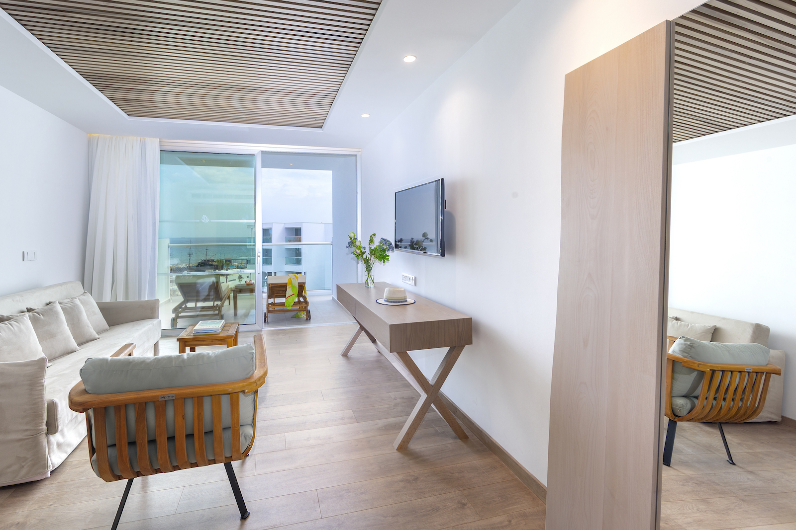 Limanaki Beach Hotel-Executive suite pogled more.jpg