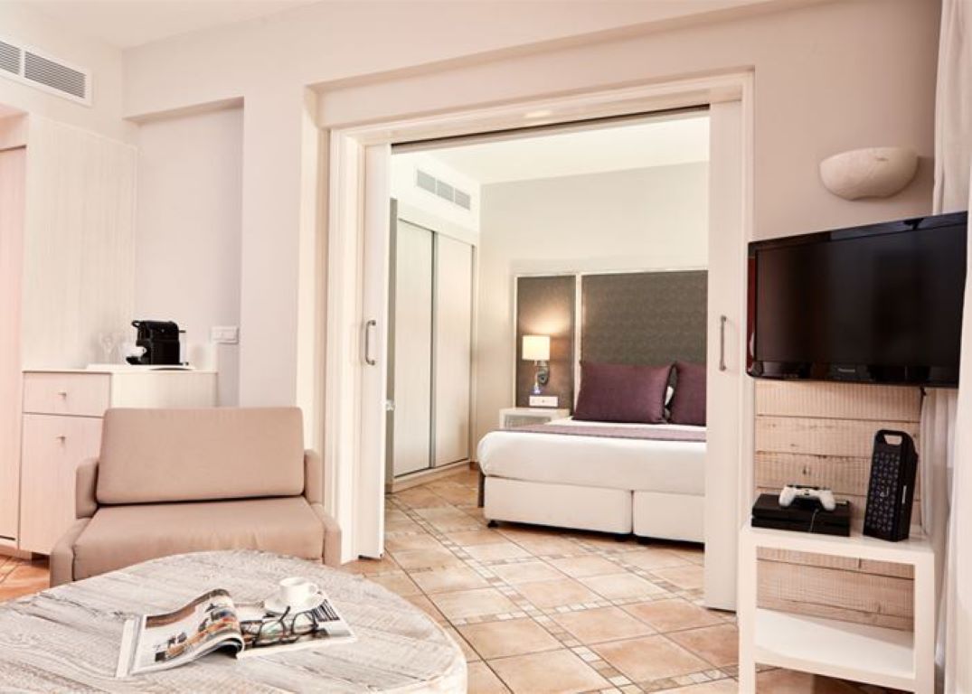 Atlantica Aeneas Resort Hotel-Premium jednosoban suite swim up.jpg
