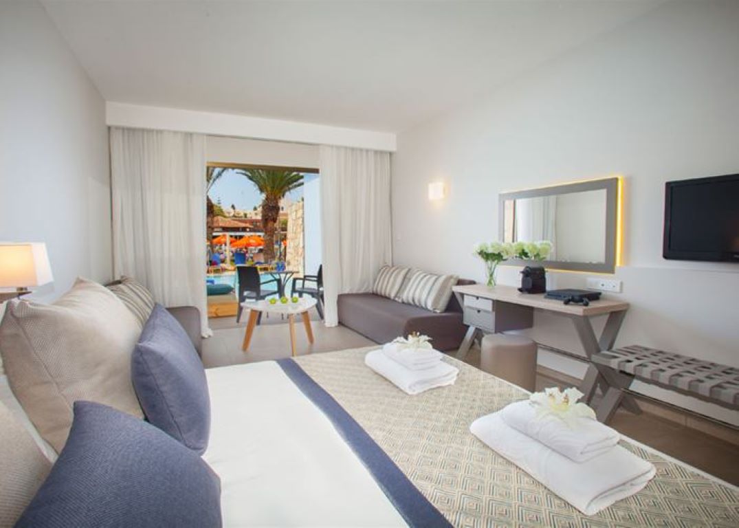Atlantica Aeneas Resort-Premium standardna soba direktan pristup bazenu.jpg