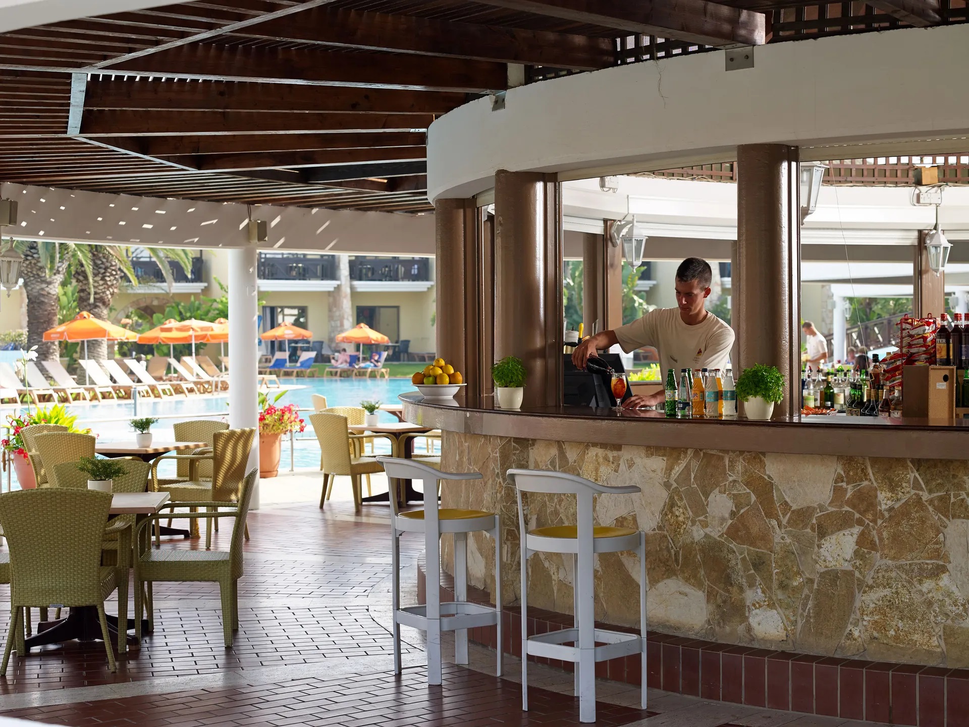 Hotel Atlantica Aeneas Resort-Bar na bazenu.jpg