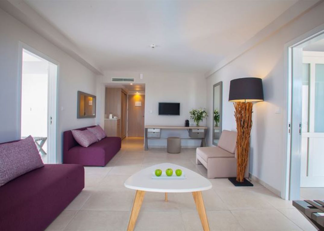 Hotel Atlantica Aeneas Resort-Porodican dvosoban suite pogled bazen.jpg