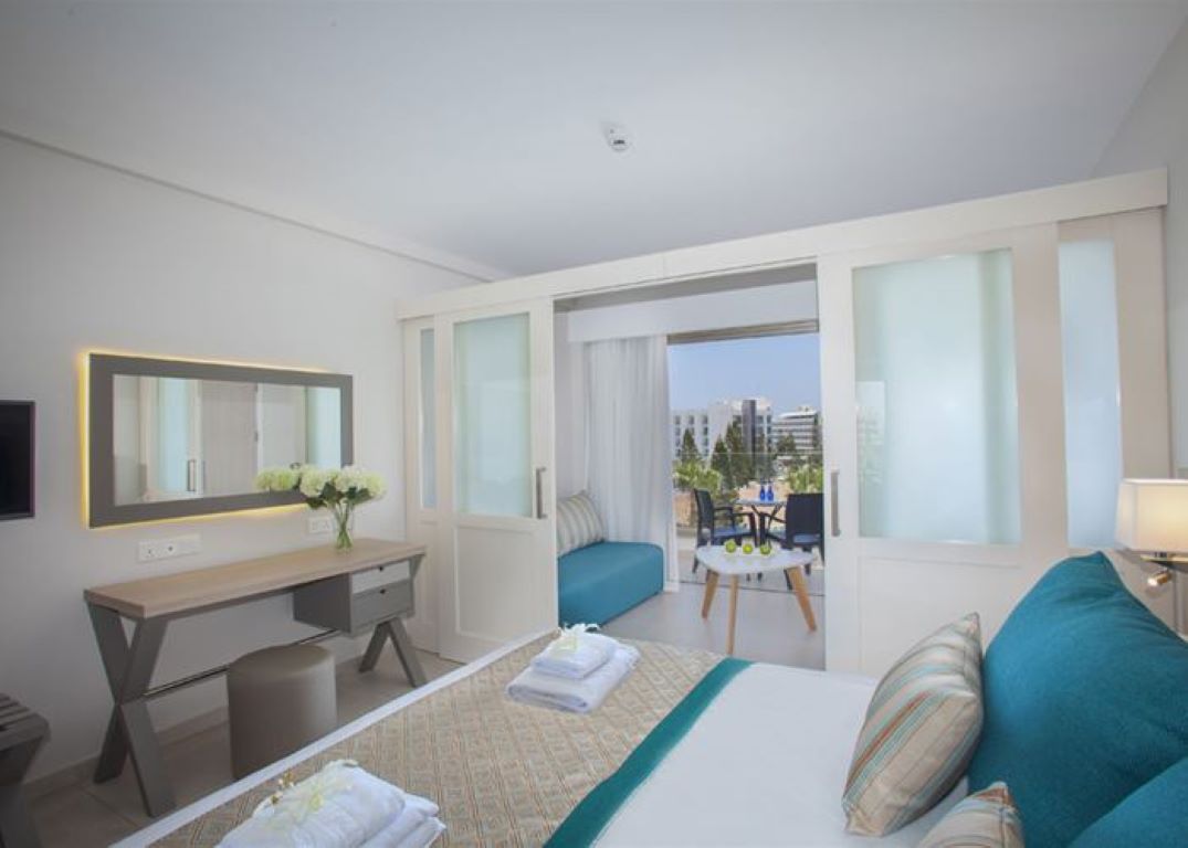 Hotel Atlantica Aeneas Resort-Porodicna soba pogled bazen ili kopno.jpg