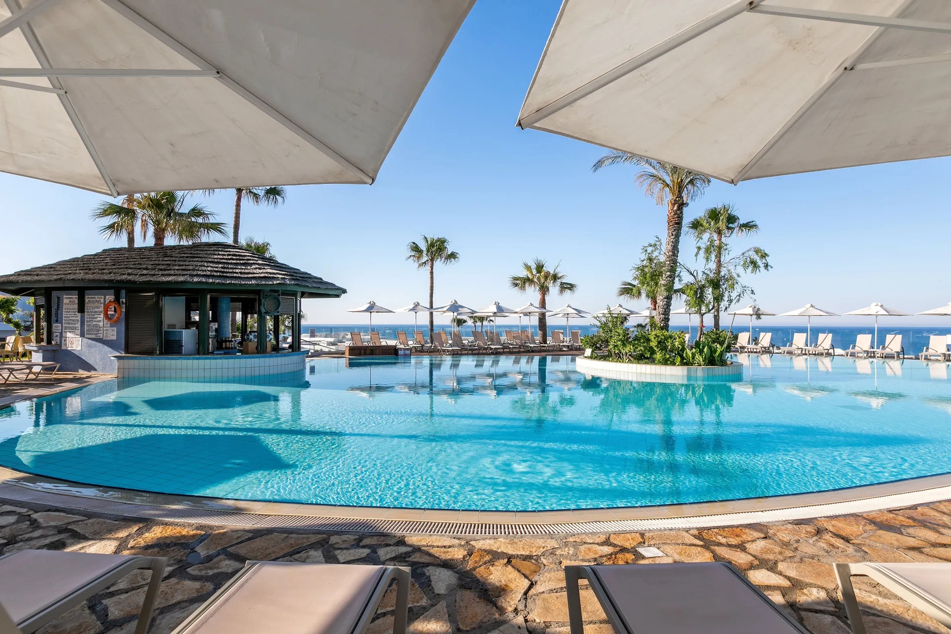 Atlantica Sungarden Beach Hotel-Bar na bazenu.jpg
