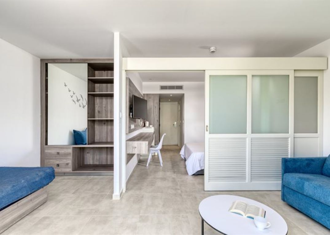 Atlantica Sungarden Beach Hotel-Porodicna soba oblast basta.jpg