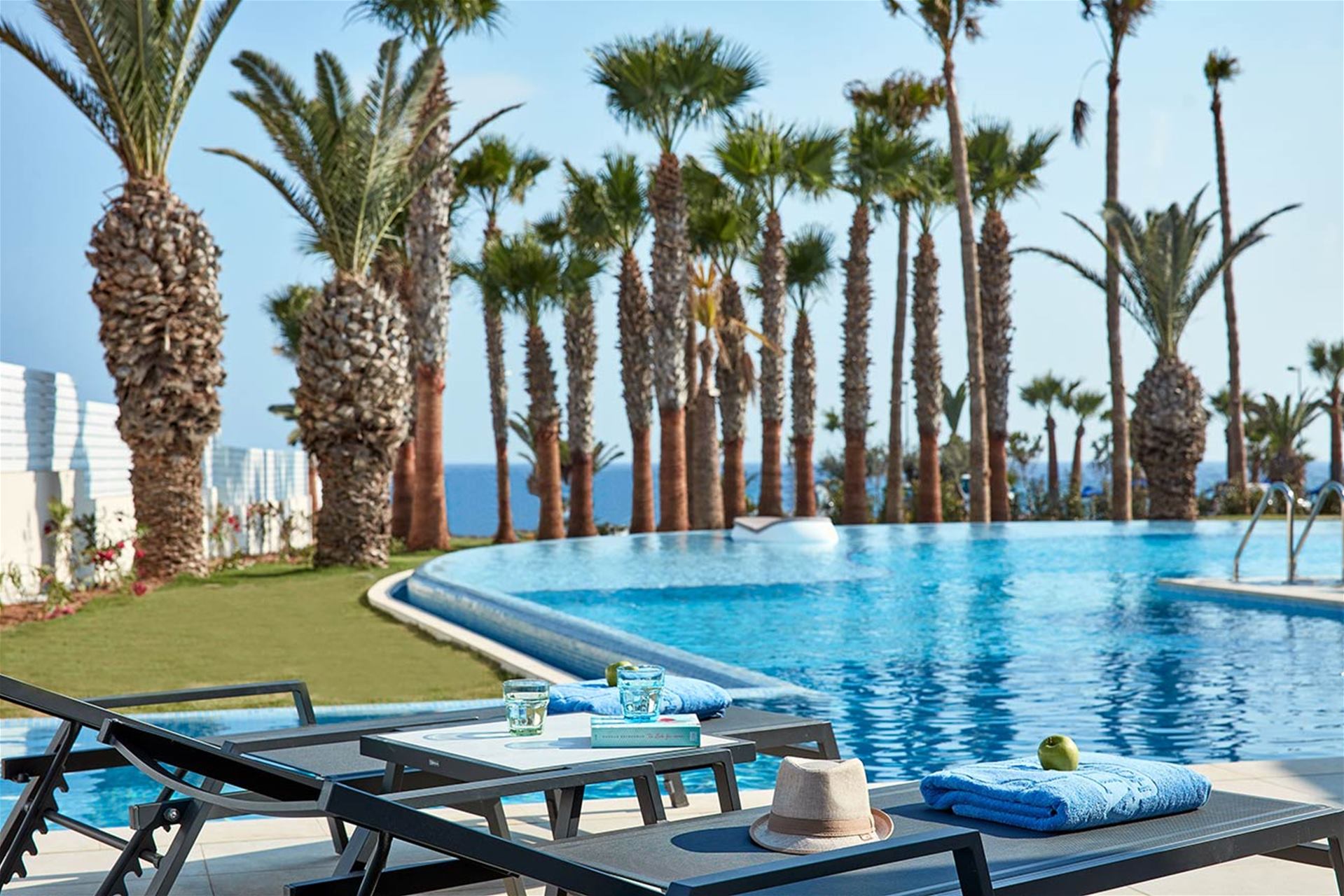 Hotel Atlantica Mare Village Ayia Napa-Bazen.jpg