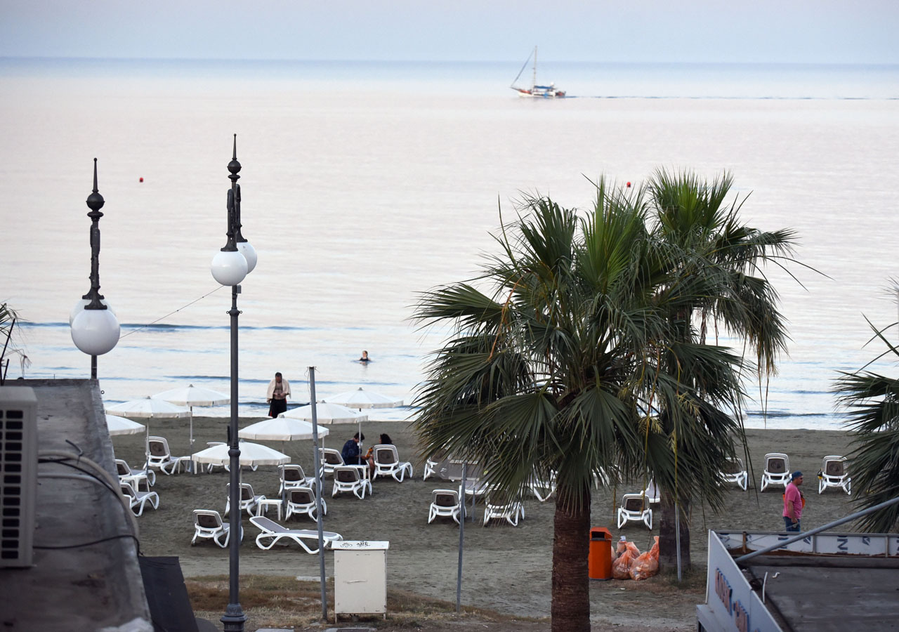 Hotel Hai Larnaca-Plaza.jpg