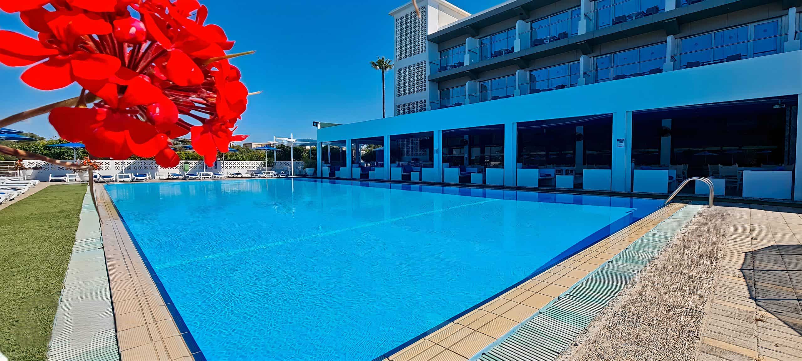 Sveltos Hotel Larnaca-Bazen.jpeg
