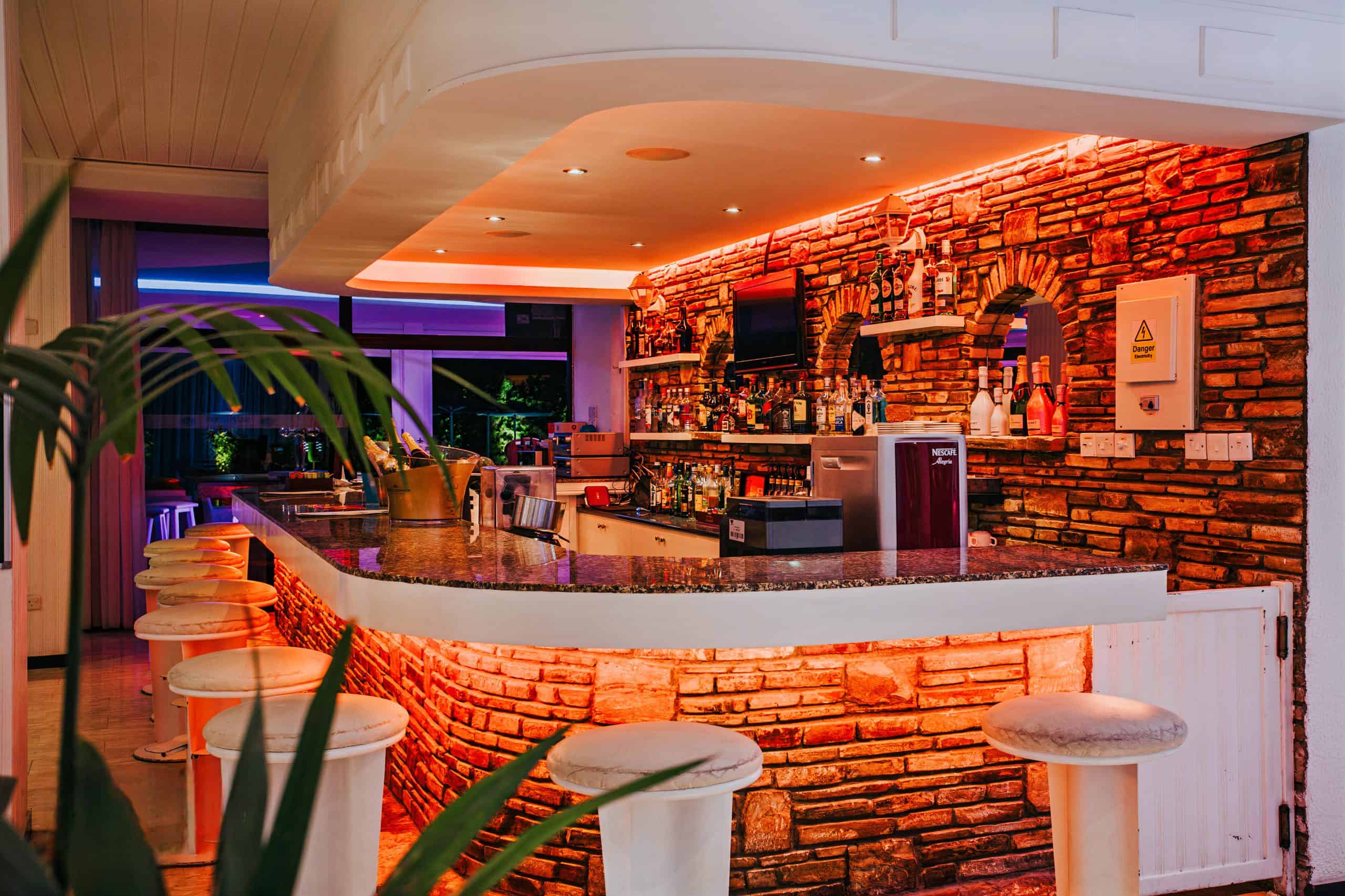 Sveltos Hotel Larnaca-Lobby bar.jpeg