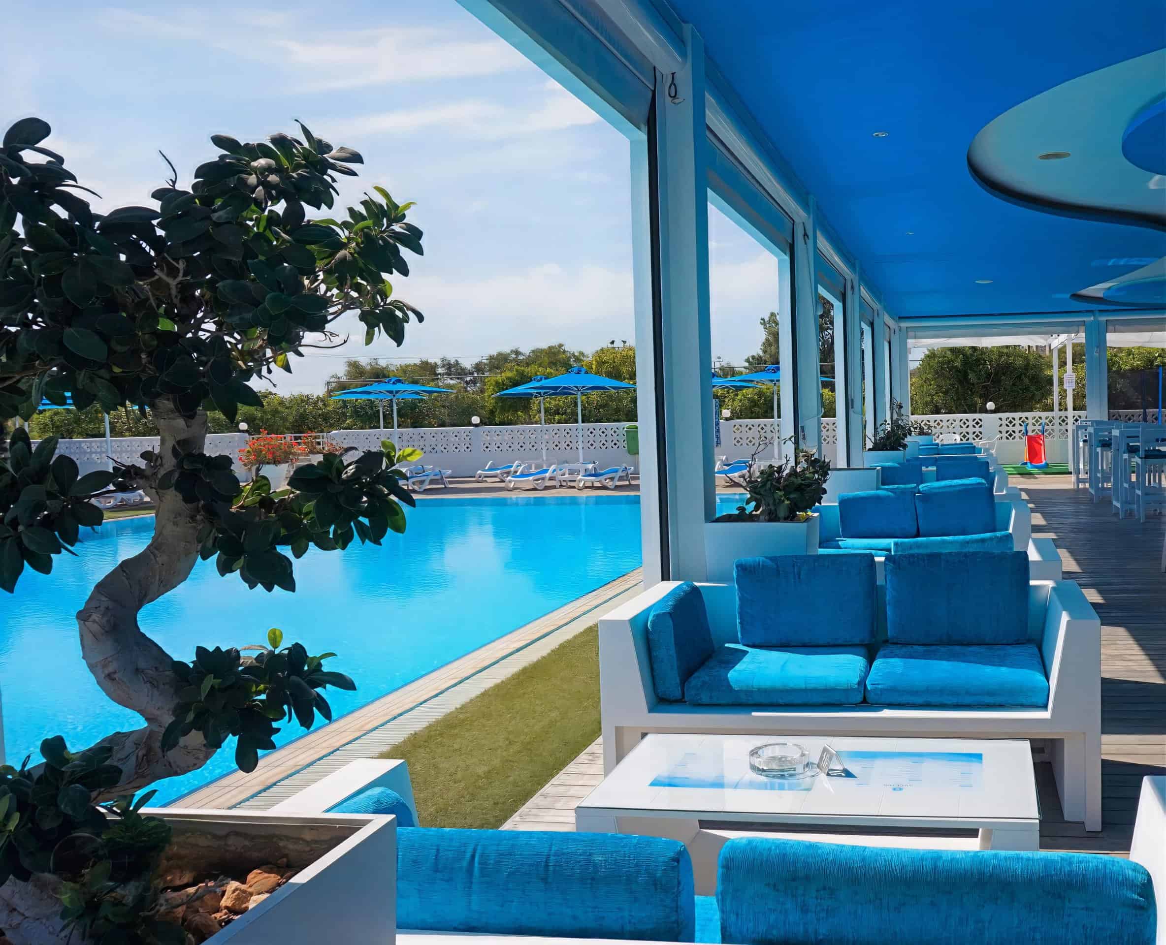 Sveltos Hotel Larnaca-Lounge pored bazena.jpeg
