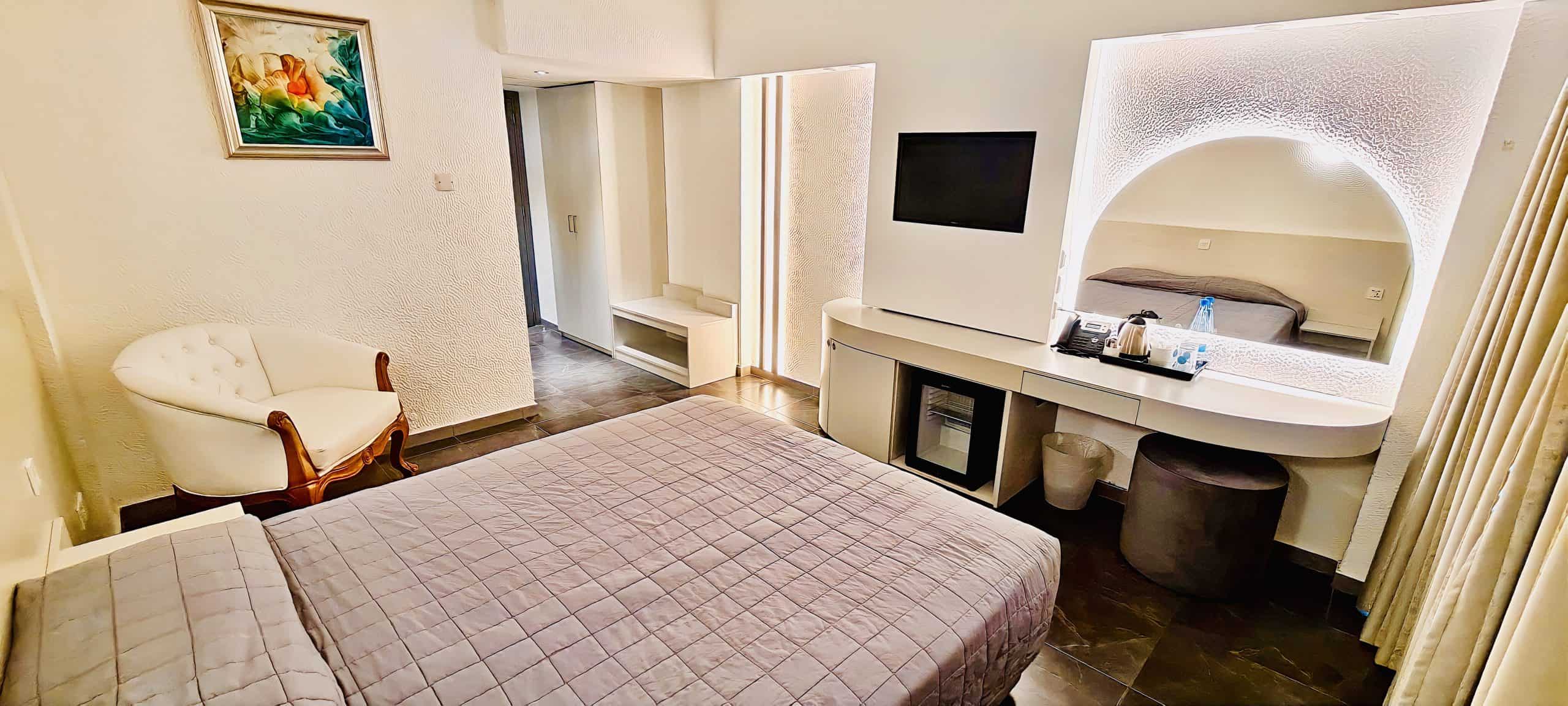 Sveltos Hotel Larnaca-Superior standardna soba pogled basta.jpg