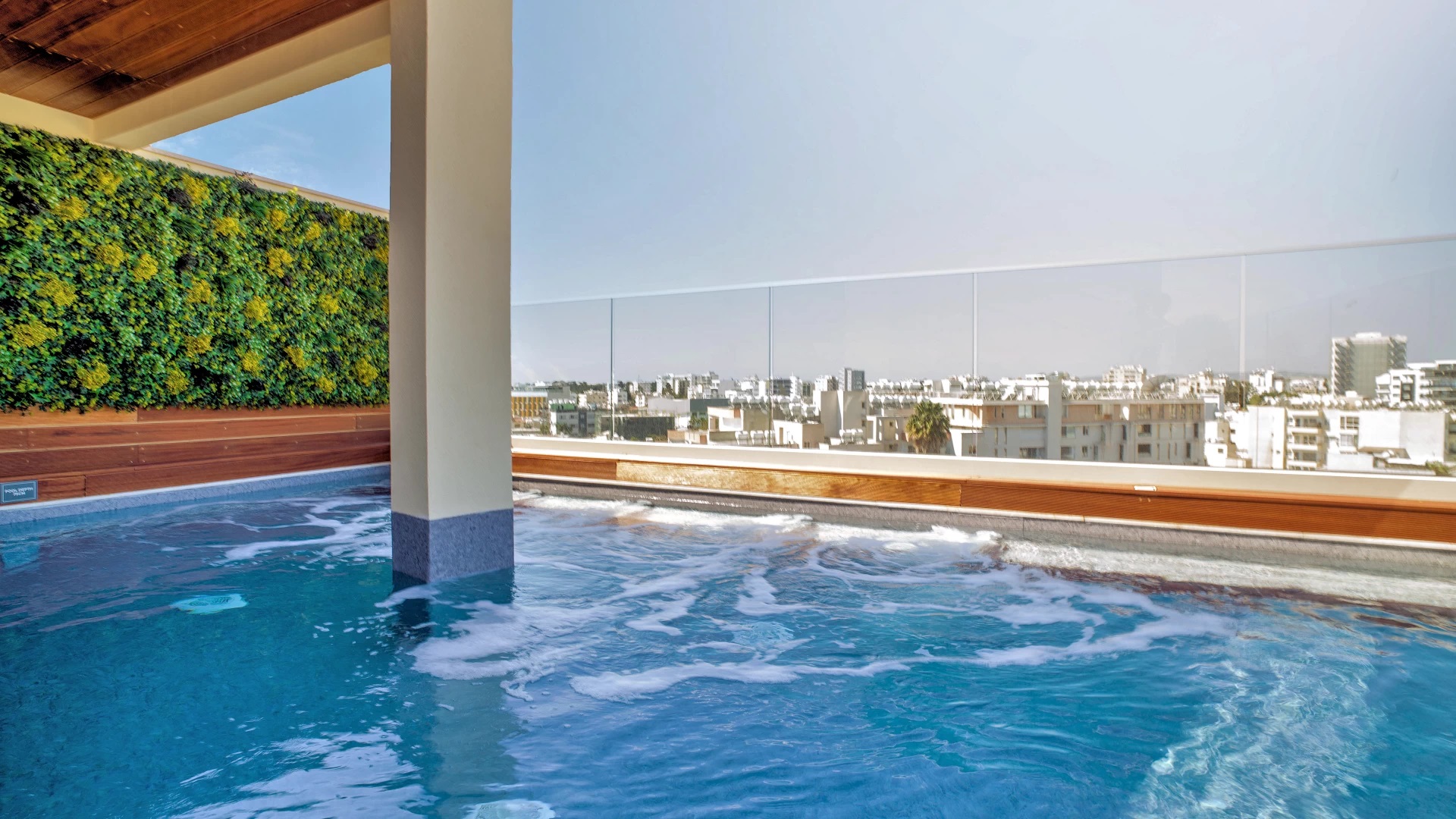 Hotel Leonardo Boutique Larnaca-Bazen.jpg