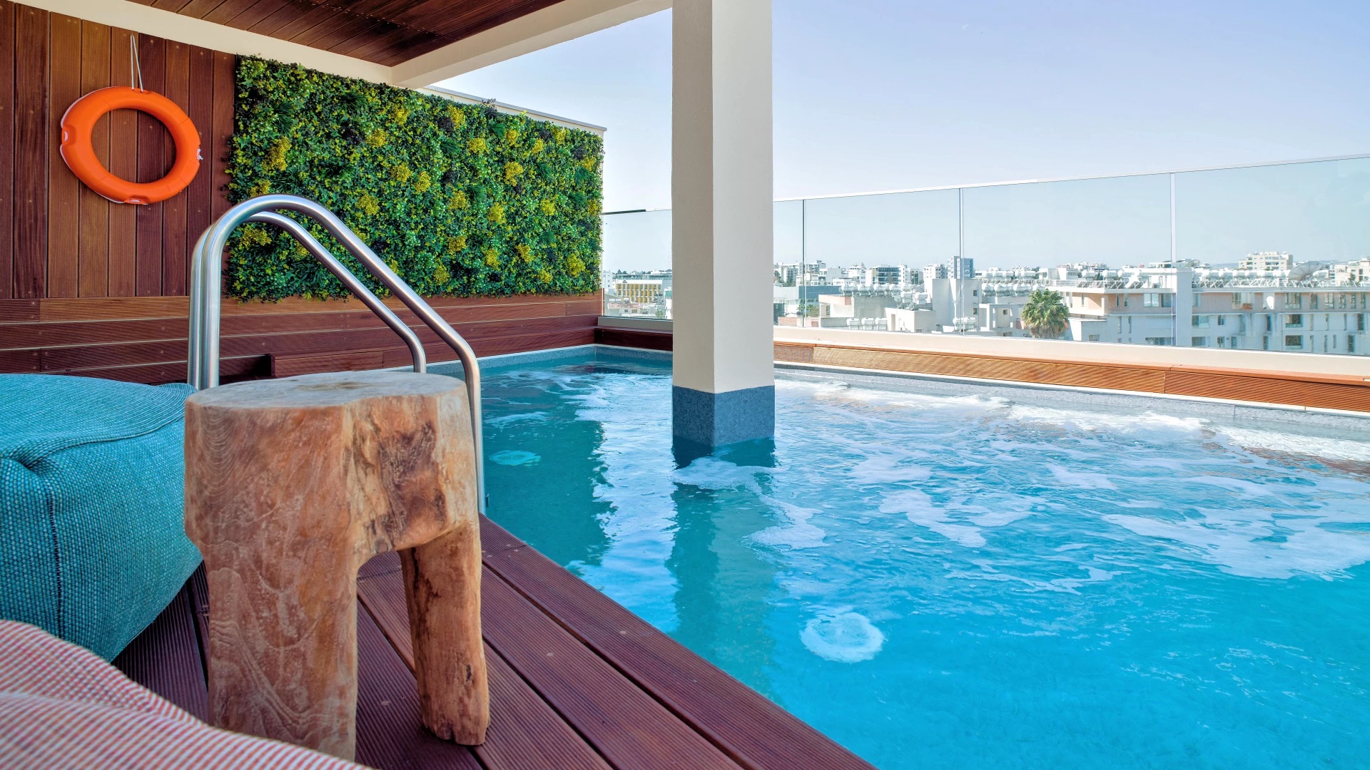 Leonardo Boutique Hotel Larnaca-Bazen.jpg