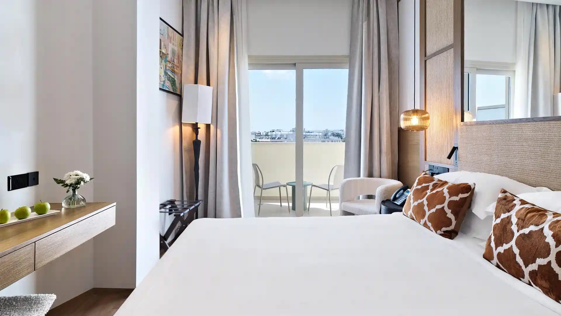Leonardo Boutique Hotel Larnaca-Executive soba.jpg