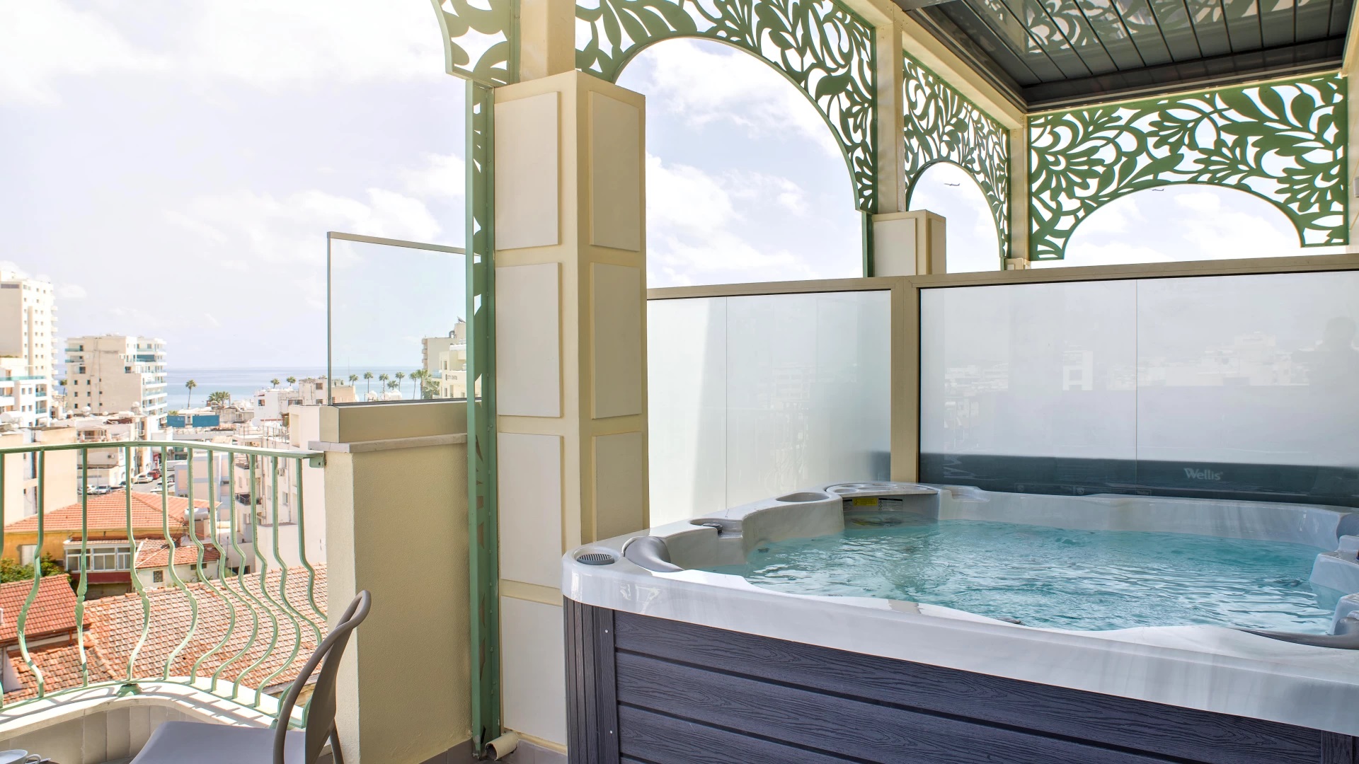 Leonardo Boutique Hotel Larnaca-Skylight suite sa hidromasaznom kadom.jpg