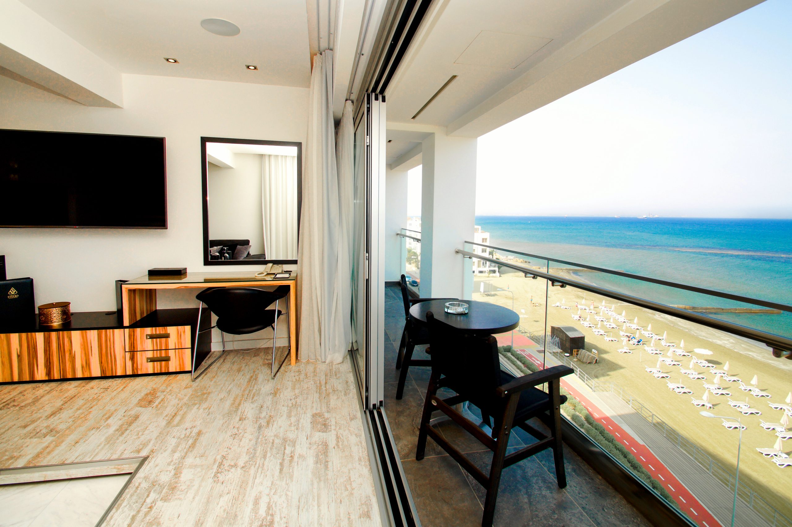 The Ciao Stelio Deluxe Hotel Larnaca-Grand executive suite pogled more.jpg