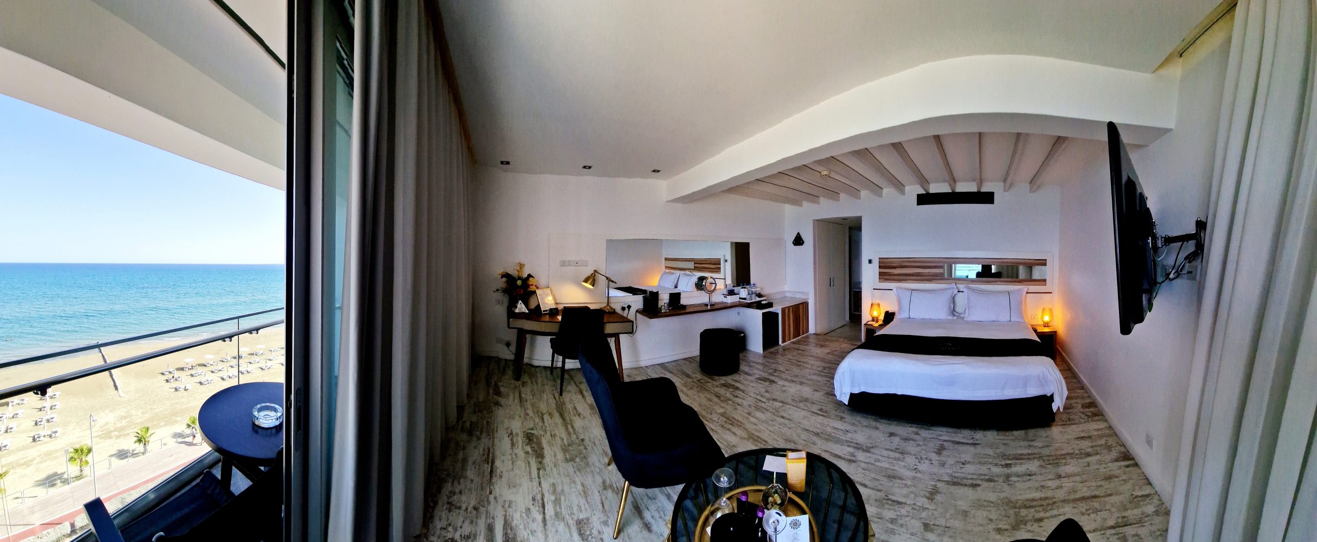 The Ciao Stelio Deluxe Hotel Larnaca-Junior executive suite pogled more.jpg