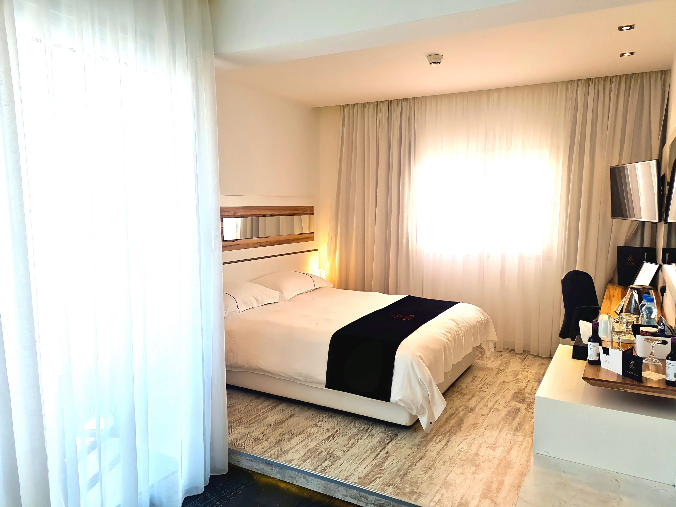 The Ciao Stelio Deluxe Hotel Larnaca-Klasik soba sa balkonom.jpg