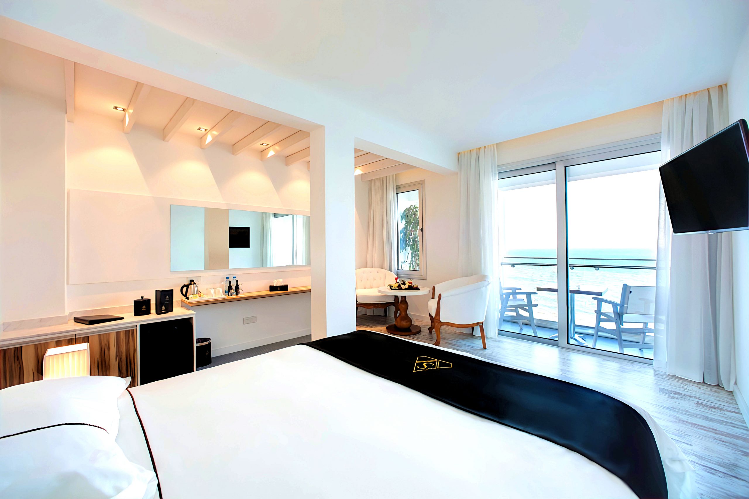 The Ciao Stelio Deluxe Hotel Larnaca-Superior soba pogled more.jpg