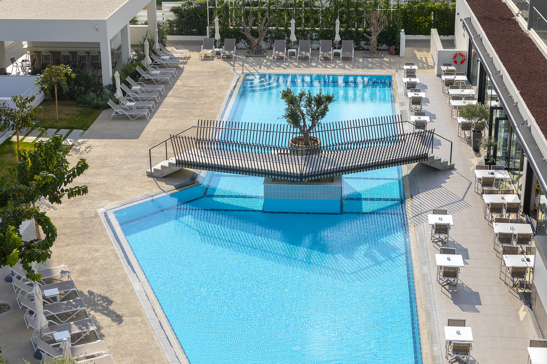 Anemi Hotel & Suites-Bazeni.jpg