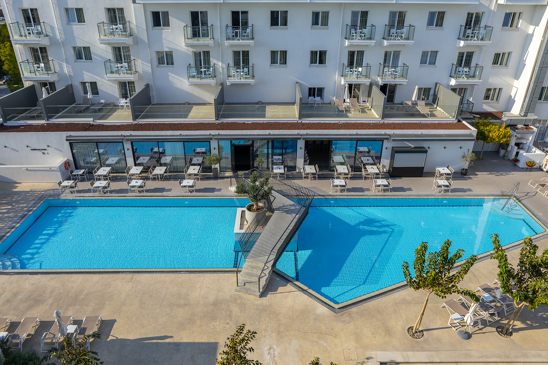 Anemi Hotel & Suites-Kompleks bazena.jpg