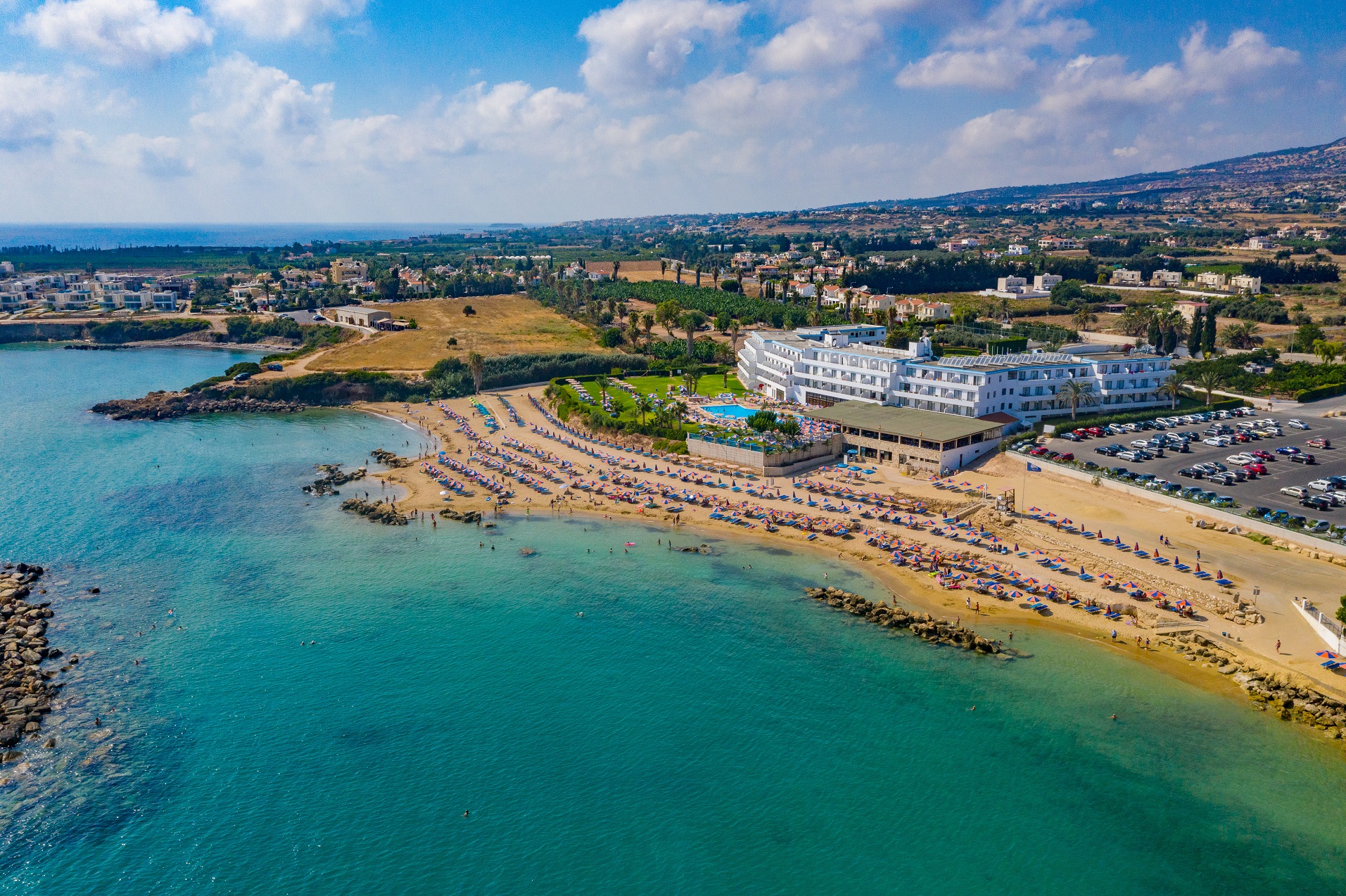 Corallia Beach Hotel Paphos-Plaza hotela.jpg