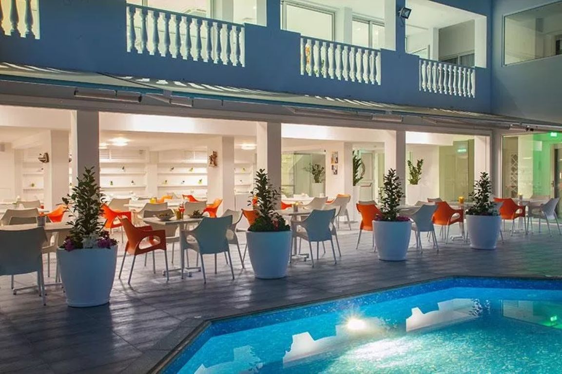 Princessa Vera Hotel Apartments-Bar pored bazena.jpg