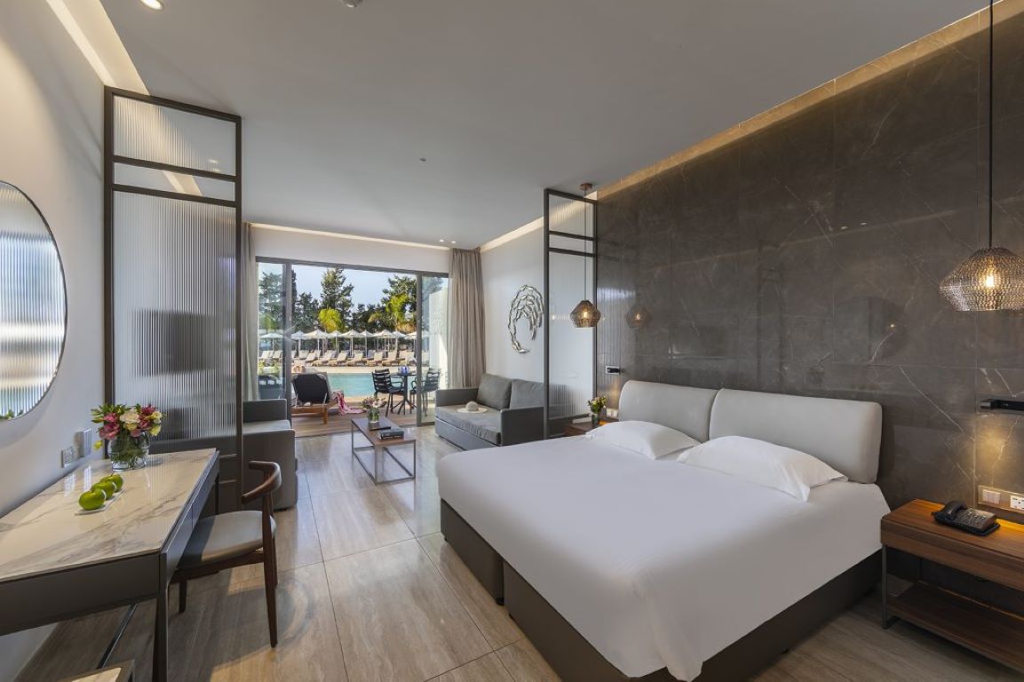 Aliathon Ionian Paphos-Swim up suite.jpg