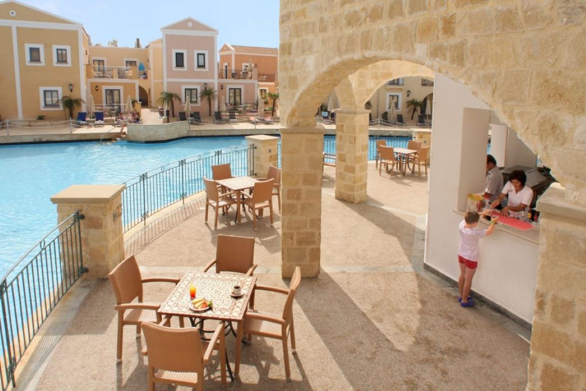 Hotel Aliathon Ionian Paphos-Bar pored bazena.jpg