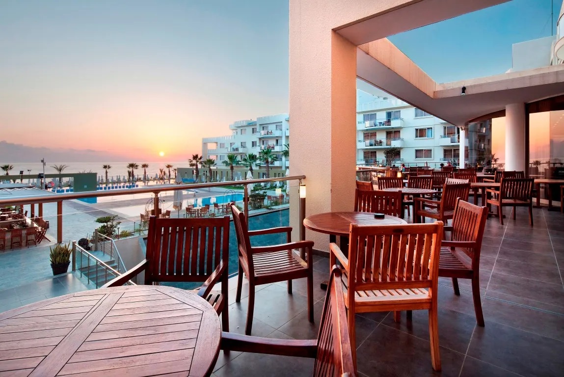 Blue Lagoon Kosher Hotel-Terasa restorana.jpg